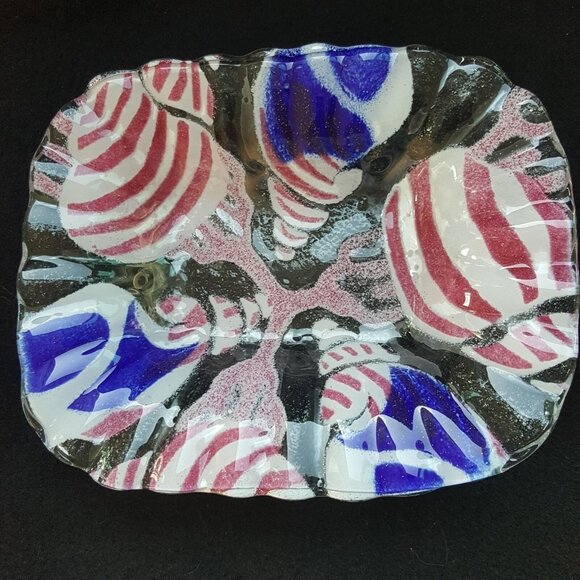 Sydenstricker Glass Trinket Dish Seashells Fused Art Glass Red White Blue 5 x 6 - Picture 3 of 7